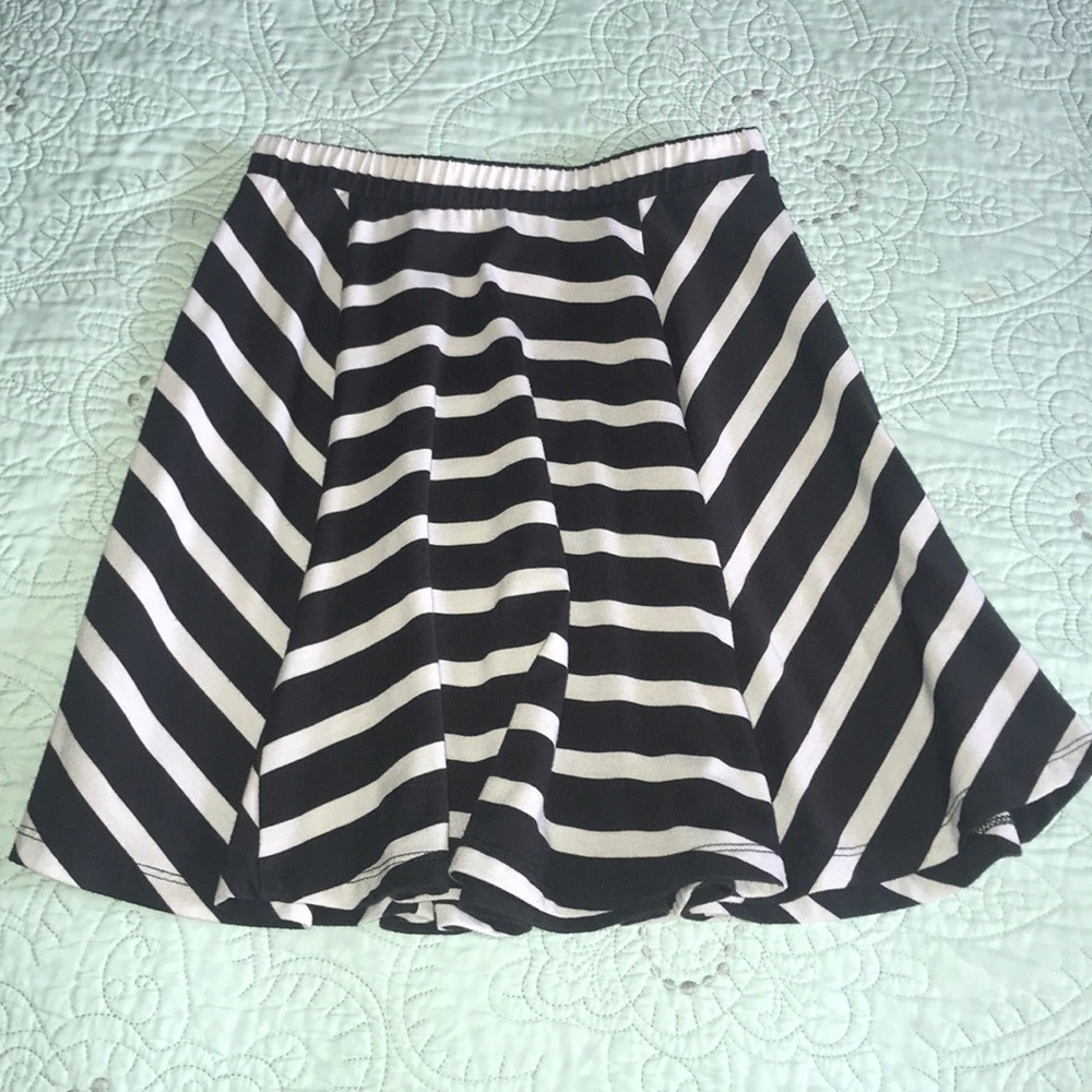 Mossimo black and white stripe mini flowy skirt